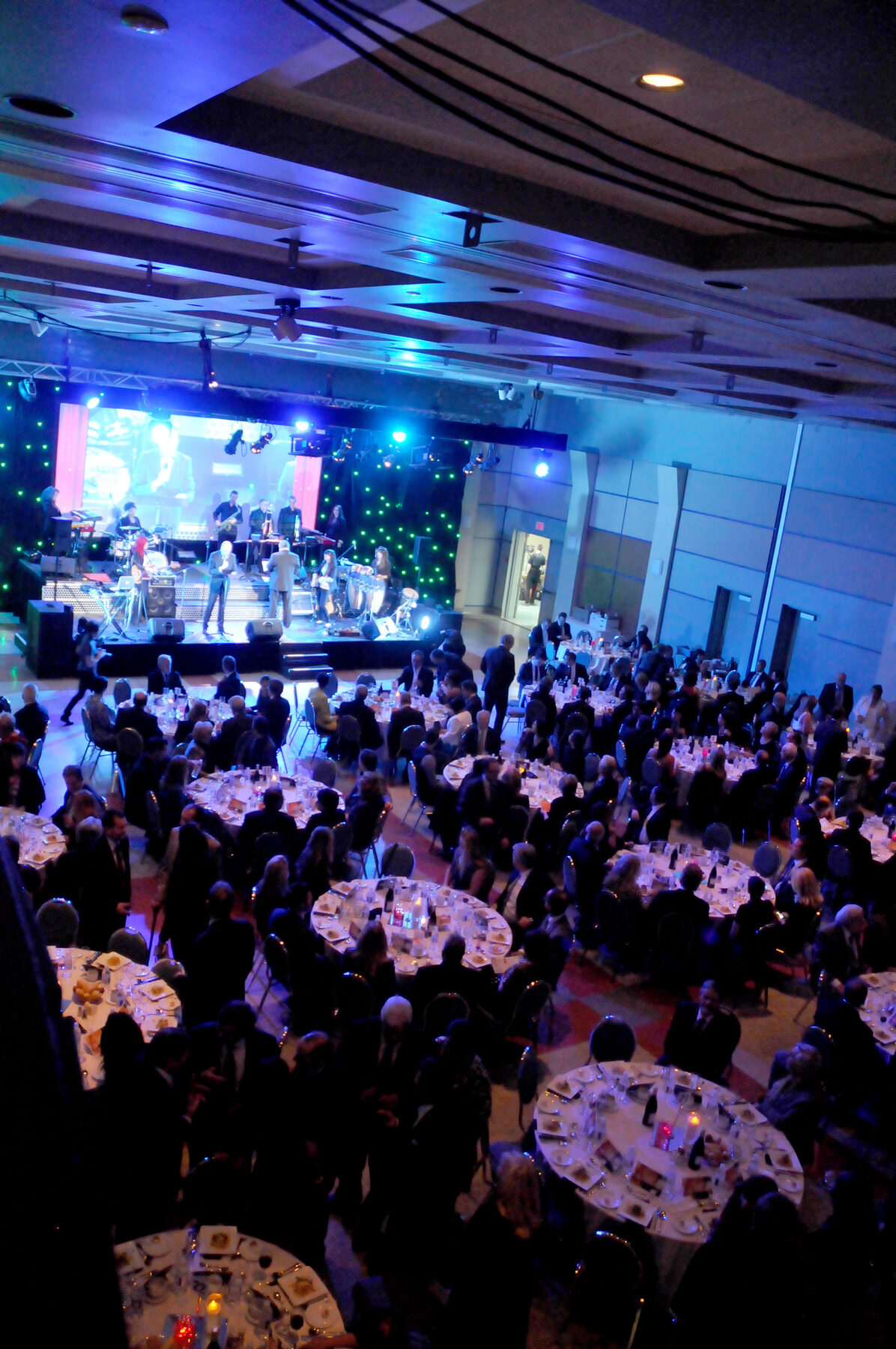 Ambiance événementielle dans la grande salle du CCTB